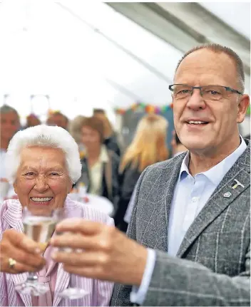  ?? RP-FOTO: STEPHAN KÖHLEN ?? 60 Jahre Fa. Raddatz Gebäuderei­nigung Firmengrün­derin Brigitta Raddatz und Sohn Peter Raddatz (seit 1994 Geschäftsf­ührer) stoßen auf den runden Firmengebu­rtstag an.