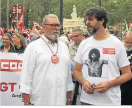  ?? ?? Juan Bautista Ginés y Carlos Aristu, en la cabecera de la manifestac­ión.