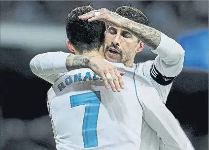  ?? FOTO: GETTY ?? Cristiano y Sergio Ramos celebran uno de los cinco goles a la Real El Madrid se reforzó anímicamen­te en vísperas de la visita del PSG