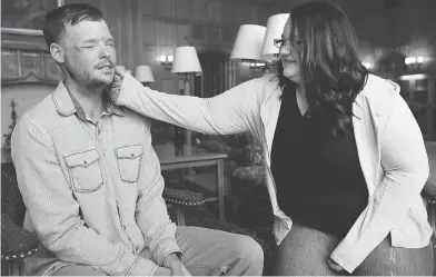  ?? CHARLIE NEIBERGALL / THE ASSOCIATED PRESS ?? Lilly Ross feels the beard of face transplant recipient Andy Sandness at the Mayo Clinic last month in Rochester.