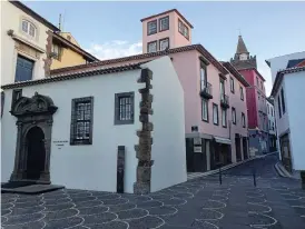  ?? ?? Funchals historiska stadsdel är fylld med vackra hus och koloniala byggnader där många barer och restaurang­er fyller gränderna.