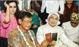  ?? FOLLY AKBAR/JAWA POS ?? SEJOLI SAH: Ajip Rosidi dan Nani Widjaja seusai mengucap janji suci di Masjid Sang Cipta Rasa, Keraton Kasepuhan, Cirebon, kemarin (16/4).