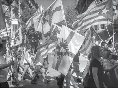  ?? Foto: dpa ?? Wenn die bunten Fahnen wehen: Auf dem Weg zur Kundgebung am Nationalfe­iertag La Diada.