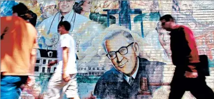  ?? CHUCK BERMAN/CHICAGO TRIBUNE 2010 ?? Naperville’s Century Walk, a collection of public art spread throughout the suburb, includes the “Pillars of the Community” mural.