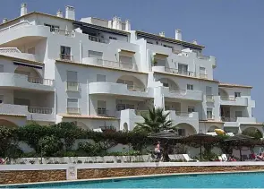  ??  ?? The Algarve apartment block where Madeleine and parents Kate and Gerry McCann, right, were staying when the three year old vanished in May, 2007