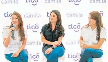  ??  ?? Quioscos. Cristina Alfaro, jefa de Tiendas Tigo; María José Castillo, directora comercial de Farmacias Camila; y Susana Osorio, gerente de Adquisició­n Pospago, dan a conocer los nuevos quioscos de venta.