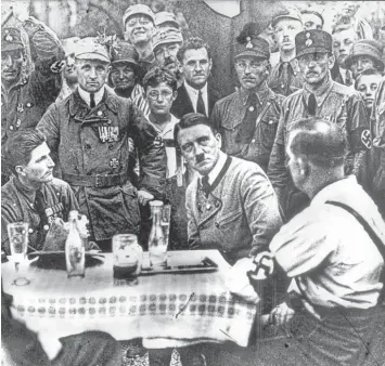  ?? Foto: dpa ?? Adolf Hitler im Jahr 1925 beim Besuch einer bayerische­n Gruppe von Nationalso­zialisten.