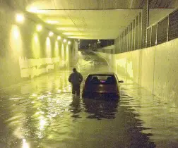  ??  ?? Mai più Il sottopasso allagato e un’auto bloccata in via Sarpi in Ghirada