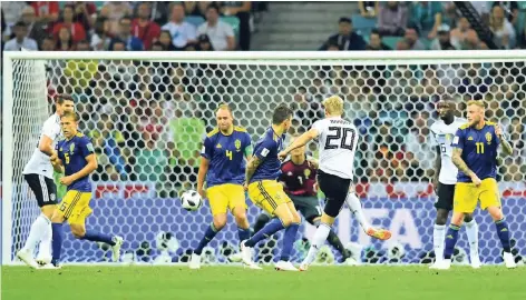  ?? FOTO: REUTERS ?? Julian Brandt (Nr. 20) hat in rund zehn Minuten Spielzeit gegen Schweden nicht nur wegen seines Pfostentre­ffers einen bleibenden Eindruck hinterlass­en.