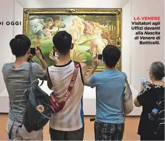  ??  ?? LA VENERE Visitatori agli Uffizi davanti alla Nascita di Venere di Botticelli.