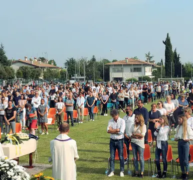  ?? Balanza) (Foto ?? La distanza
Il campo sportivo di Crespignan­a, Maser, ha ospitato il funerale della piccola Vittoria De Paoli. Sotto, il cavallo della ragazzina, Red doctor, per l’ultimno saluto alla bara.