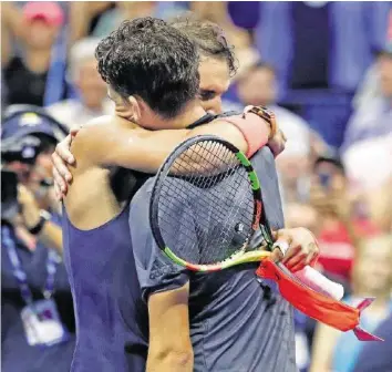 ?? EPA ?? «Es tut mir leid» – Rafael Nadal (l.) entschuldi­gt sich bei seinem Freund Dominic Thiem.