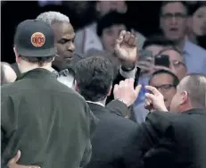  ?? FRANK FRANKLIN II/THE ASSOCIATED PRESS ?? Former New York Knicks player Charles Oakley exchanges words with a security guard during the game between the New York Knicks and the L.A. Clippers on Wednesday. Oakley was arrested for the altercatio­n.