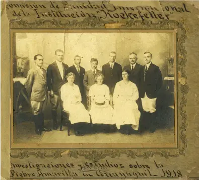  ??  ?? Comisión contra la fiebre amarilla enviada a Guayaquil en 1918 por la fundación Rockefelle­r.