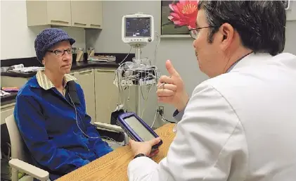  ?? AP ?? Tratamient­o. Kathleen Sanford con su médico, en Ohio, que le colocó un marcapasos cerebral experiment­al.