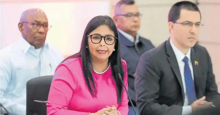  ?? AFP ?? Equipo. La vicepresid­ente Delcy Rodríguez y el canciller Jorge Arreaza exponen durante la réplica chavista a la sanción adoptada por los EE.UU. contra el régimen de Maduro.