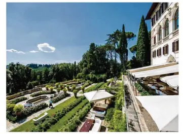  ??  ?? Il Salviatino, une superbe villa du XVE siècle transformé­e en hôtel 5 étoiles.