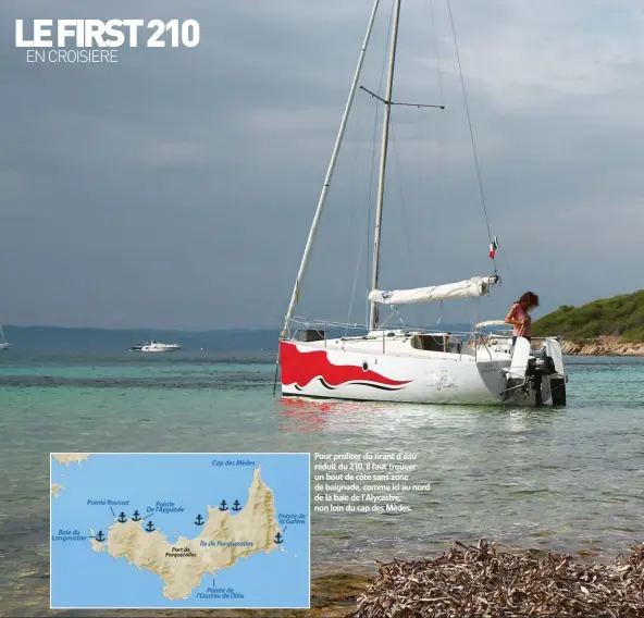  ??  ?? Pour profiter du tirant d’eau réduit du 210, il faut trouver un bout de côte sans zone de baignade, comme ici au nord de la baie de l’Alycastre, non loin du cap des Mèdes.