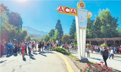  ?? Télam ?? Una de las marchas de repudio en Villa La Angostura.