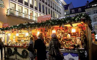  ??  ?? Successo consolidat­o Il mercatino di Natale in piazza Walther