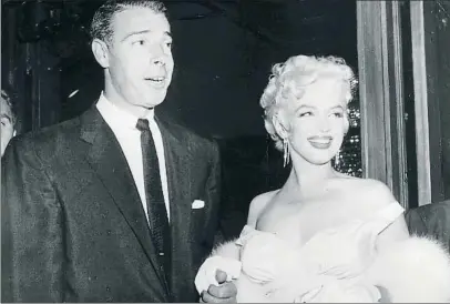  ?? ULLSTEIN BILD / GETTY ?? Joe DiMaggio y Marilyn Monroe, en 1955 en el estreno de la película La tentación vive arriba