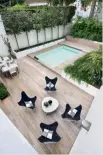  ??  ?? Le jardin est entièremen­t dévolu à la piscine.