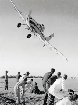  ??  ?? ’n Vlieënier demonstree­r ’n bespuiting­svliegtuig in die laat 1970’s.