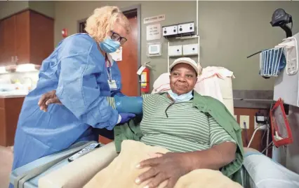  ?? MAX GERSH/THE COMMERCIAL APPEAL ?? Registered nurse Sheri Davidson (left) puts a blood pressure cuff on Mary Cole’s arm Sept. 9 while getting ready for dialysis at Satellite Healthcare in Memphis.