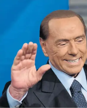  ??  ?? Figura. El ex premier Silvio Berlusconi no puede ser candidato por una sanción legal, pero sigue presente en la política y en la campaña electoral.