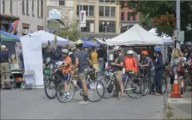  ?? JOSEPH PHELAN —JPHELAN@DIGITALFIR­STMEDIA.COM ?? Bike ride begins at Troy Farmer’s Market.