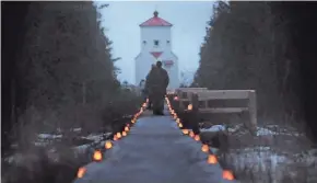  ?? TINA M. GOHR/YOUR KEY TO THE DOOR WEEKLY ?? The boardwalk to the lower range light at The Ridges is lighted with luminaries during the Natural Christmas event.