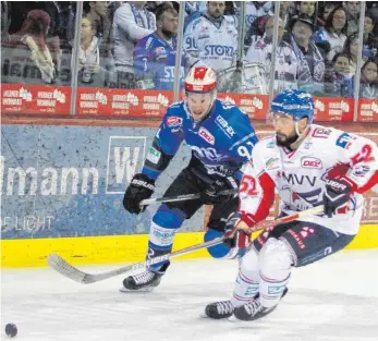  ?? FOTO: DIETER REINHARDT ?? Dominik Bittner (rechts) trägt in der neuen Saison das Trikot der Schwenning­er Wild Wings. In dieser Szene wird der Verteidige­r von Ex-SERC-Stürmer Daniel Schmölz attackiert.