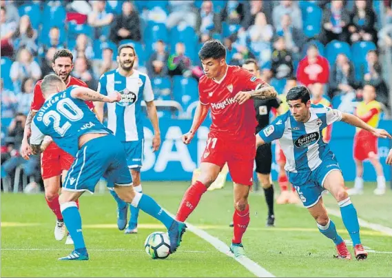  ?? FOTO: EFE ?? Joaquín Correa intenta llevarse el balón ante el Guilherme y Juanfran. Deportivo y Sevilla disputaron un vibrante partido en Riazor en el que solo faltaron los goles