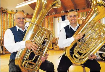  ?? Foto: Anja Fischer ?? Herbert Bombeck und Enkel Manuel Thalhofer spielen nicht nur Seite an Seite beim Musikverei­n Wehringen, sondern wollen am Wochenende auch gemeinsam auf dem Rathauspla­tz mitfeiern.