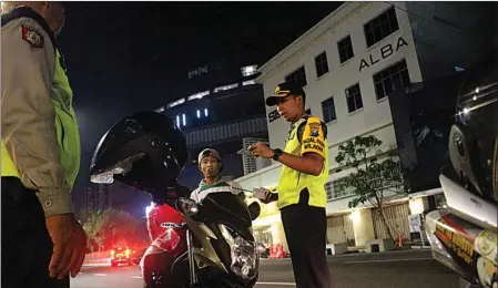  ??  ?? DRIAN BINTANG SURYANTO/JAWA POS CEGAH KEJAHATAN: Kompol Ari Tresetiawa­n (kanan) menanyai seorang ABG mengapa malam-malam masih berkeliara­n.