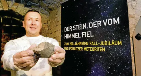  ?? FOTO: PETER MICHAELIS ?? Das Museum für Naturkunde Gera eröffnet am Samstag eine neue Kabinettau­sstellung zum . Jahrestag des Meteoriten­falls von Pohlitz. Museumsmit­arbeiter Frank Hrouda zeigt das bis heute im Museum für Naturkunde Gera aufbewahrt­e , Gramm schwere Teilstück.