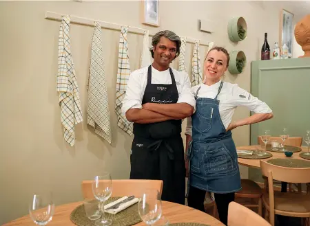  ?? ?? Squadra
Lo chef Vinod Sookar con Antonella Ricci nel nuovo locale Ricci Osteria: ricette pugliesi da Ceglie Messapica (foto Bremec/ La Presse)