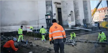  ?? FOTO: PHILIP DAVALI ?? Onsdag så pladsen foran kirken sådan ud. Byggefirma­et satte dobbelt bemanding ind i arbejdet for at blive faerdig til fredag.