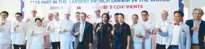  ??  ?? Ambassador Nicolas Galey with Gout de France 2018 chef participan­ts (from left) chef Justin Baradas of Restaurant 101, chef Miko Aspiras of Le Petit Sou é, chef Gilles Généaux of La Mère Poulard Manila, chef Jessie Sincioco of Chef Jessie Rockwell...