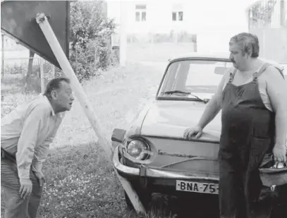  ?? FOTO REPRO ČT ?? Mají to spalovací motory spočítané? Bude se jednou doktor v nějaké nové Vesničce mé střediskov­é kochat z okénka elektromob­ilu?