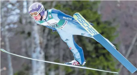  ?? FOTO: ROLAND RASEMANN ?? An beiden Wettkampft­agen auf Rekordkurs: Andreas Wellinger beim Skiflug-Weltcup in Oberstdorf.