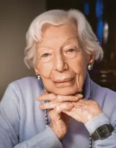  ?? Foto: Frank Rumpenhors­t, dpa ?? Die 103-jährige Ingeborg Wolf war Innenarchi­tektin. Jetzt hat sie eine neue Profession gefunden.