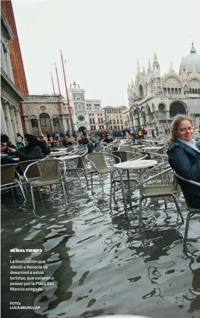  ??  ?? AL MAL TIEMPO La inundación que afectó a Venecia no desanimó a estos turistas, que salieron a pasear por la Plaza San Marcos anegada.