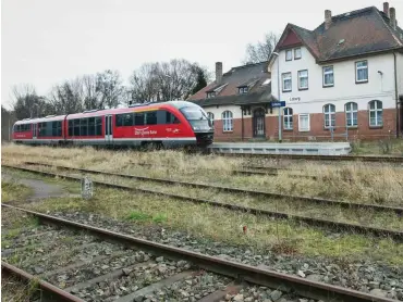  ?? Foto: dpa/Jens Wolf ?? Einer der letzten Züge, die 2011 nach Loburg fuhren. Die Strecke wurde »runtergehu­ngert«, sagt die Nasa.