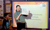  ??  ?? Une enseignant­e chinoise donne un cours de mathématiq­ues à des élèves britanniqu­es.