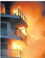  ?? FOTOS (2): DPA ?? Eine Person steht auf dem Balkon des brennenden Hochhauses.