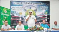  ??  ?? Miguel Ceballo, presidente de la liga Emce, anuncia la dedicatori­a del II torneo aniversari­o al Ministro de Deportes, Danilo Díaz Vizcaíno.