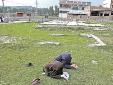  ??  ?? Personas, en el sitio demolido donde fue asesinado Osama bin Laden, en Abbottabad, Paquistán.