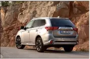  ??  ?? L’Outlander PHEV permet de rouler à l’électrique au quotidien, tout en n’ayant pas de limite pour partir en week-end ou en vacances.