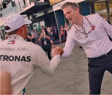  ?? LAPRESSE ?? James Allison, 50 anni, saluta nel paddock Lewis Hamilton. L’ingegnere inglese fino a metà 2016 era alla Ferrari